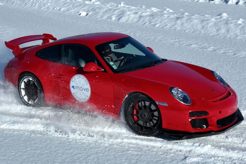 Porsche sur circuit de glace, pneus cloutés visibles